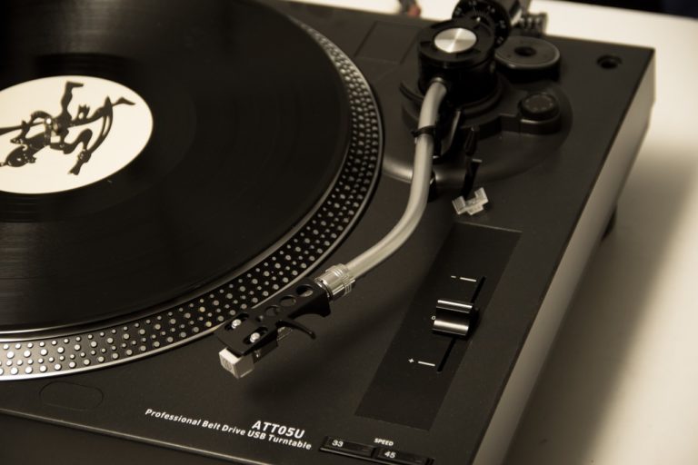 Différence entre un plateau tournant et un tourne-disque